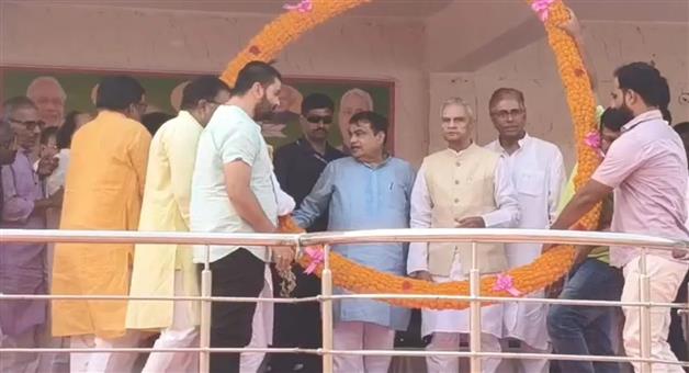 Khabar Odisha:Donkeys-here-donkeys-there-donkeys-everywhere-Good-horses-are-not-getting-grass-says-gadkari