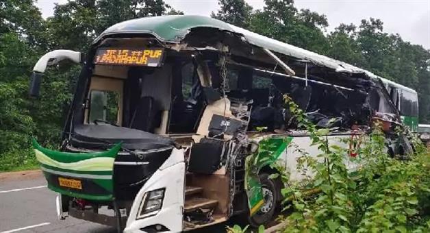 Khabar Odisha:1-dead-over-10-injured-as-puri-sambalpur-bus-hits-trailer-in-sambalpur