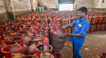 Khabar Odisha:10-kg-gas-can-now-come-in-cylinders-companys-master-plan-during-LPG-crisis