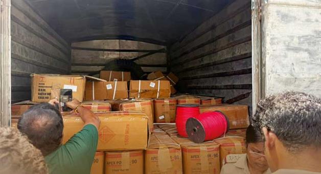 Khabar Odisha:116-boxes-of-explosives-seized-Police-have-detained-the-owner-of-the-explosives-warehouse-and-the-driver-of-the-vehicle