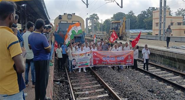 Khabar Odisha:12-hours-all-odisha-strike-by-congress-on-fm-college-issue