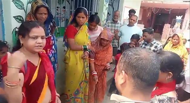 Khabar Odisha:13-bottles-of-liquor-siezed-from-aganwadi-centre