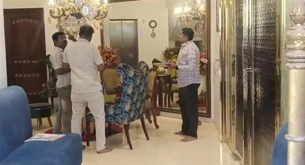 Khabar Odisha:14-crores-found-from-Karnataka-ministers-private-secretarys-house