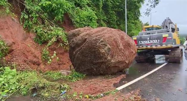 Khabar Odisha:14-wheeler-truck-gets-stuck-on-daringbadi-ghat-traffic-hit-amid-heavy-rain