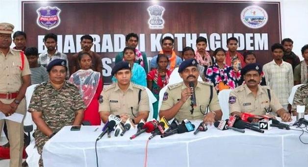 Khabar Odisha:17-maoists-surrender-to-telangana-police