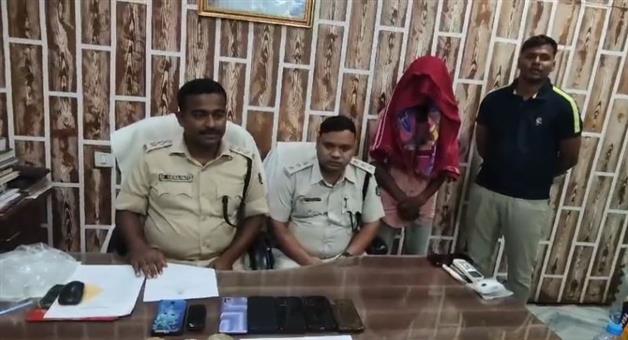 Khabar Odisha:18-grams-of-gold-and-84-grams-of-silver-seized-2-arrested