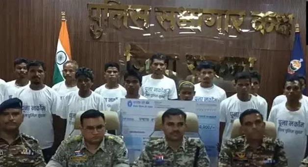 Khabar Odisha:18-maoists-carrying-a-bounty-of-Rs-39-lakh-surrendered-in-Chhattisgarh
