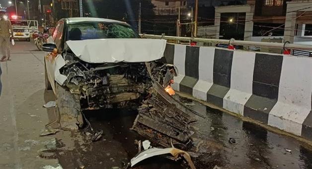 Khabar Odisha:2-cars-collide-head-on-in-rangarut-it-happened-on-the-flyover-bridge