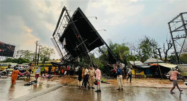 Khabar Odisha:2-killed-after-hoarding-falls-during-Kalbaisakhi-SRC-provides-Rs-4-lakh-as-assistance