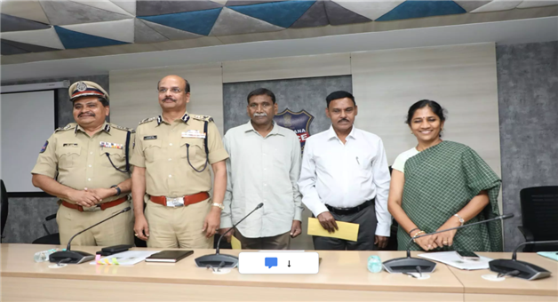 Khabar Odisha:2-mao-leader-surrender-before-telengana-police