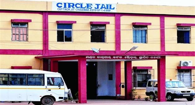 Khabar Odisha:2-prisoners-escape-from-choudwar-circle-jail
