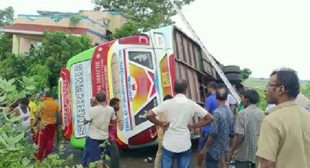 Khabar Odisha:25-injured-6-seriously-in-Bhadrak-pilgrim-bus-accident
