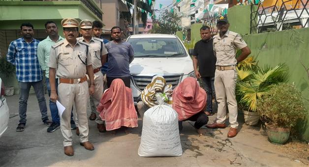 Khabar Odisha:25-kg-ganja-seized-from-secret-chamber-3-arrested