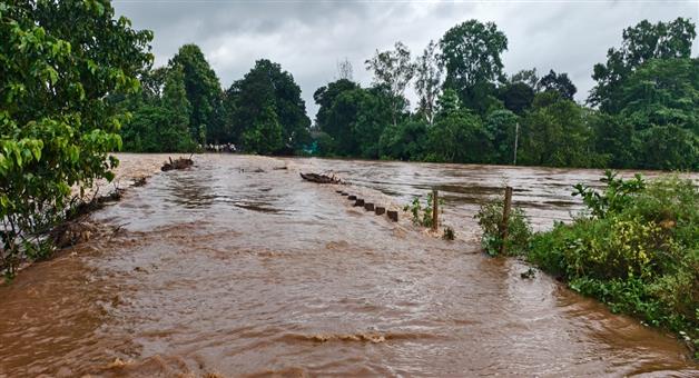 Khabar Odisha:3-feet-of-rainwater-flowing-over-Samakoi-Bridge