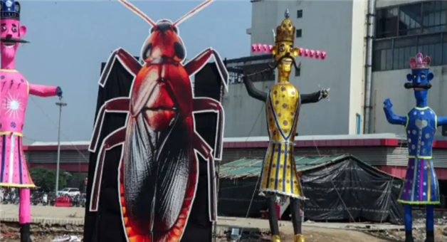 Khabar Odisha:30-ft-cockroach-effigy-burnt-with-ravana-delhi-dussehra-political-row