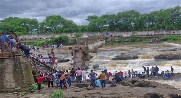 Khabar Odisha:30-tourists-drown-after-Kundamala-bridge-collapses-in-Pune