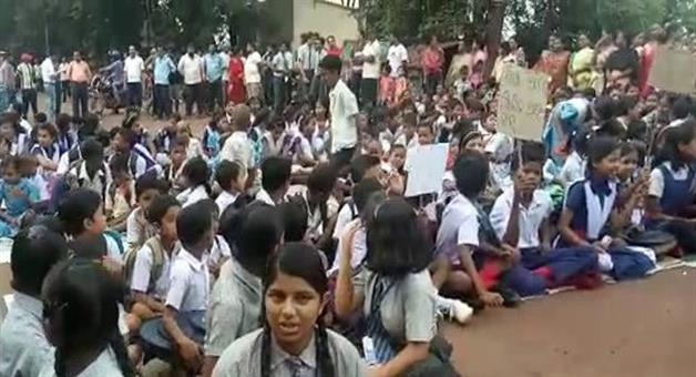 Khabar Odisha:300-students-strike-at-Barbil