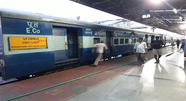 Khabar Odisha:32-train-canceled-due-to-cyclone-montha