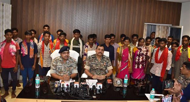 Khabar Odisha:33-Naxals-surrendered-in-Bijapur