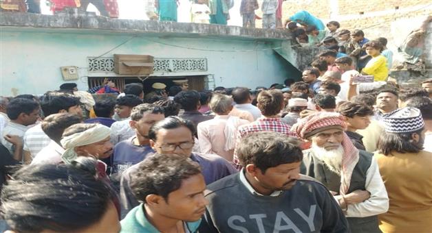 Khabar Odisha:5-members-of-a-family-found-dead-in-up