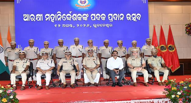 Khabar Odisha:55-officers-and-employees-of-the-state-police-honored-for-distinguished-service