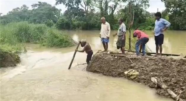 Khabar Odisha:60-Foot-Breach-in-Salandi-Embankment-Triggers-Flood-Like-Situation-in-Bhadrak