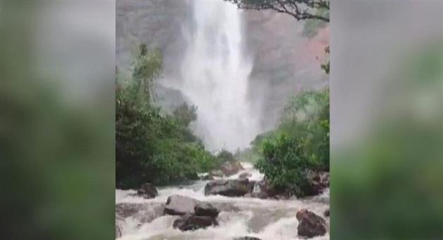 Khabar Odisha:85-tourists-went-to-see-the-waterfall-and-got-trapped