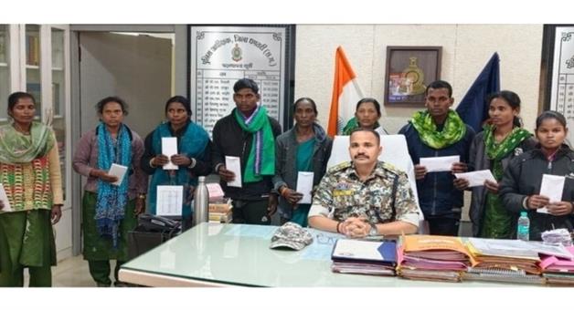 Khabar Odisha:9-Maoists-with-rupees-47-lakh-bounty-surrender