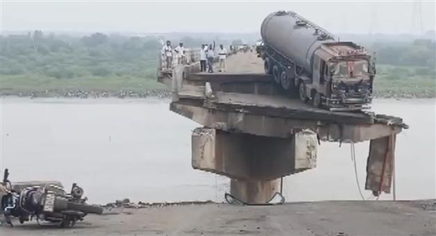 Khabar Odisha:9-killed-and-6-injured-as-gambhira-bridge-collapsed-in-gujrat