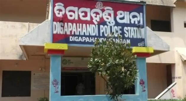 Khabar Odisha:A-cashew-laden-truck-ran-over-a-car-five-people-were-injured-in-the-accident