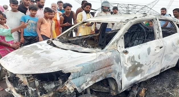 Khabar Odisha:A-fire-broke-out-in-a-moving-car-one-dead-one-seriously