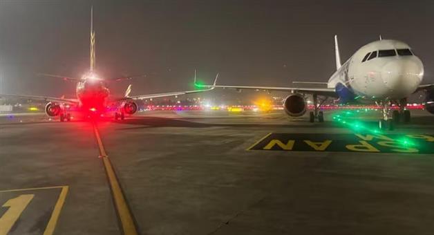 Khabar Odisha:A-major-accident-was-averted-at-Mumbai-airport-when-the-wings-of-Air-India-and-IndiGo-aircraft-collided