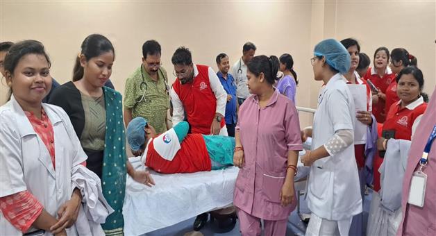 Khabar Odisha:A-nurse-donated-blood-on-Nurses-Day