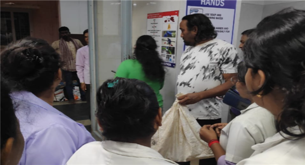 Khabar Odisha:A-young-man-injured-in-a-snake-bite-was-taken-to-the-hospital-with-a-snake