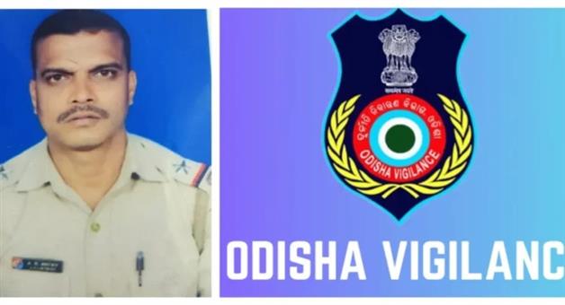 Khabar Odisha:ASI-Escapes-Vigilance-Trap-on-Bike-After-Accepting-Bribe