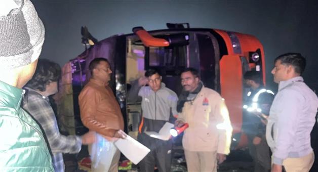Khabar Odisha:Agra-Lucknow-expressway-bus-accident-three-dead-20-injured