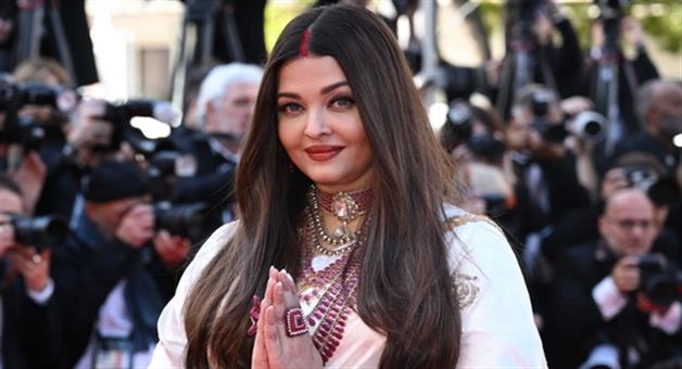 Khabar Odisha:Aishwarya-Rai-Bachchan-dazzles-in-royal-look-at-Cannes-red-carpet