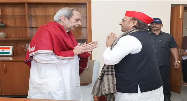 Khabar Odisha:Akhilesh-Yadav-meets-Naveen-says---we-are-both-fighting-against-BJP