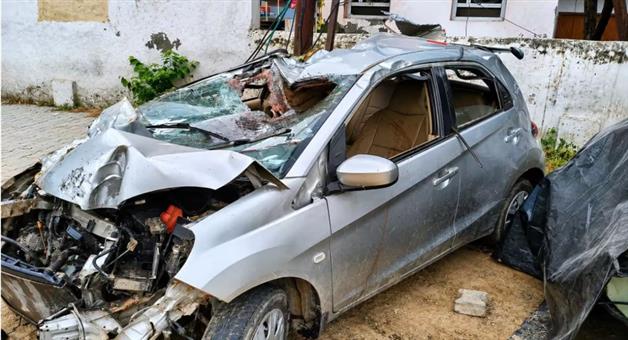 Khabar Odisha:Aligarh-Etah-highway-car-accident-various-dead-and-injured