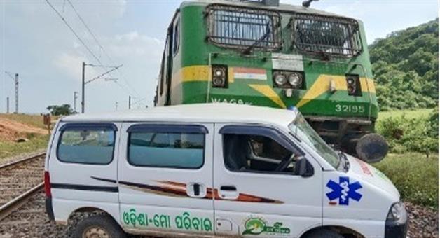 Khabar Odisha:Ambulance-hit-by-freight-train