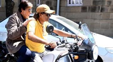 Khabar Odisha:Amitabh-Bachchan-takes-lift-on-strangers-bike-to-avoid-unsolvable-traffic-jams