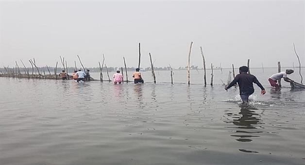 Khabar Odisha:An-eviction-drive-against-illegal-enclosures-in-Chilika