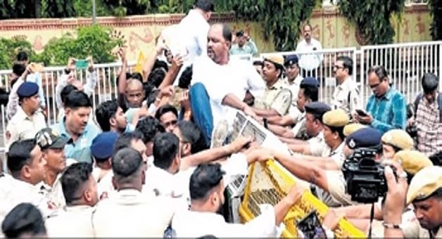 Khabar Odisha:Attempts-to-surround-Chief-Ministers-residence-PCC-president-and-in-charge-detained