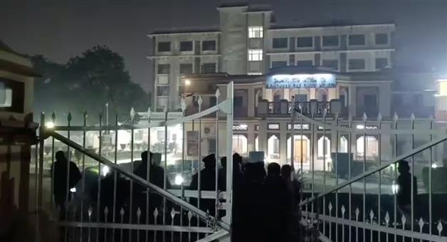 Khabar Odisha:BHU-dispute-between-students-and-security-personnel-fighting-and-pelting-stones