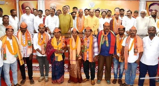 Khabar Odisha:BJD-is-weakening-in-Nabarangpur-23-sarpanchs-and-block-chairperson-in-bjp