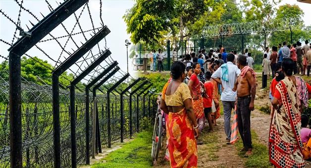 Khabar Odisha:BSF-detains-Bangladeshi-farmer-villagers-retaliate-2-Indians-dragged