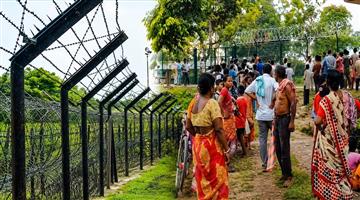 Khabar Odisha:BSF-detains-Bangladeshi-farmer-villagers-retaliate-2-Indians-dragged