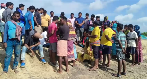 Khabar Odisha:Boat-capsizes-in-the-sea-one-fisherman-missing