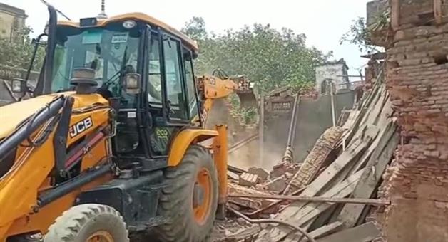 Khabar Odisha:Bulldozers-run-over-Maulanas-madrasa-with-Pakistani-links-in-Gujarat