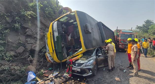 Khabar Odisha:Bus-overturns-on-car-in-bangiriposi